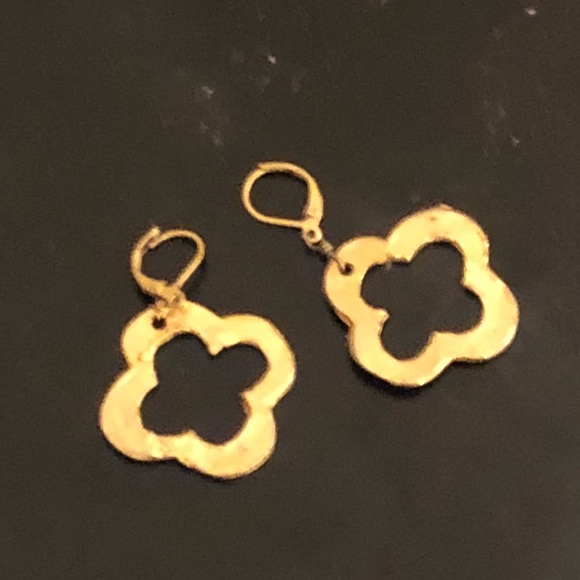 Jewelry - Gold dangle boutique earrings